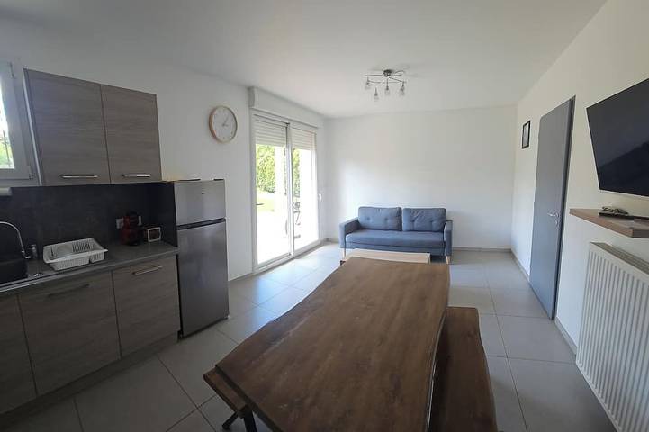 Appartement entier, Appartement à 10 minutes à pied de la plage rez-de-chaussée avec terrasse in Clairvaux-les-Lacs, Jura Francais