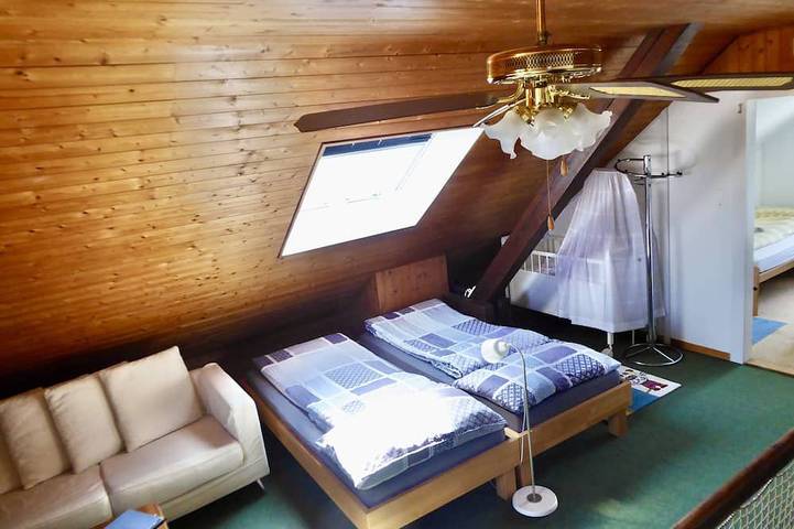 Guntlis Familienpension: Gesamte oberste Etage–eigenes Bad–ländlich in Stadtnähe in Kanton Zürich