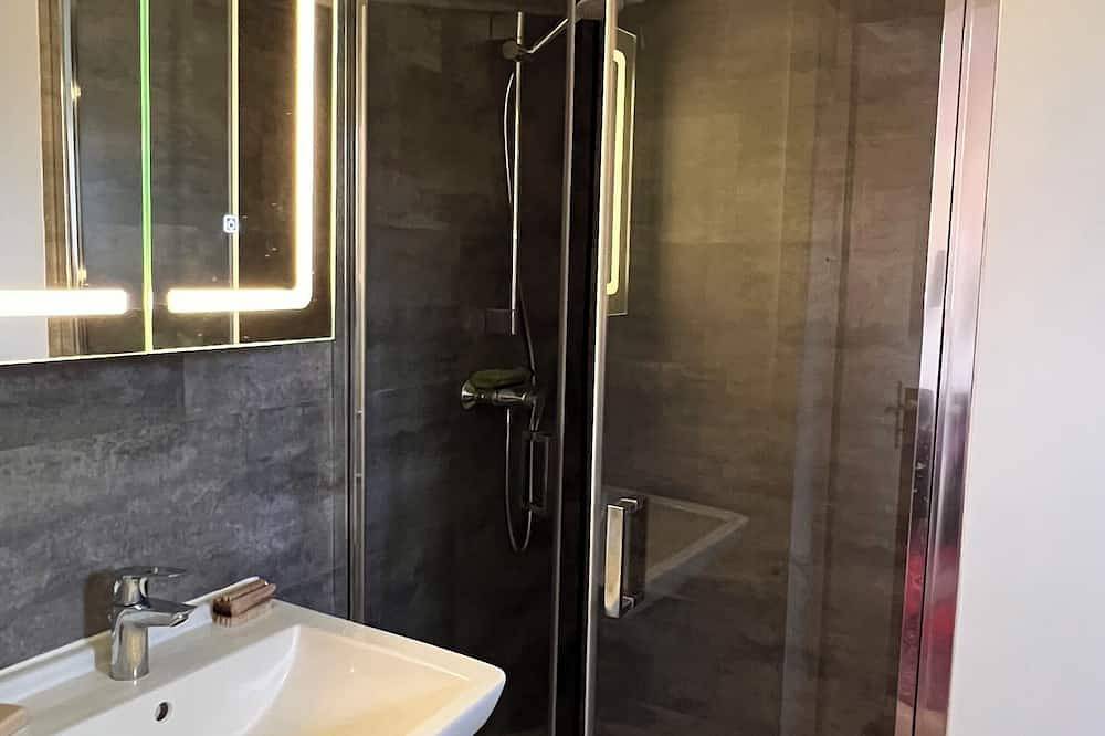 Gemütliches, kleines Ferienhaus 1x über die Straße zum See mit eigenem Bootssteg in Groß Wittensee, Rendsburg-Eckernförde