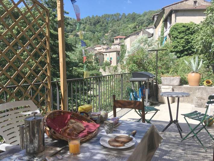 Chambre d’hôte pour 3 personnes, avec Terrasse et Vue dans Largentière