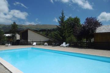 Gîte pour 4 personnes, avec balcon ainsi que piscine et jardin, animaux acceptés à Gresse-en-Vercors