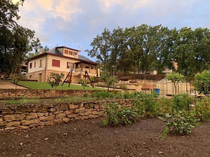 Casa de vacaciones para 18 personas, con Balcón y Terraza además de Jardín y Piscina en Miraflores (Madrid)