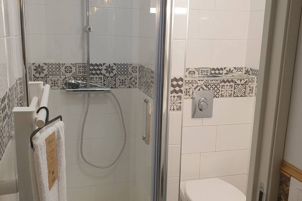 Entire apartment, 3 Bedroom unit in front of Le Bourget airport in Le Blanc-Mesnil, Seine-Saint-Denis