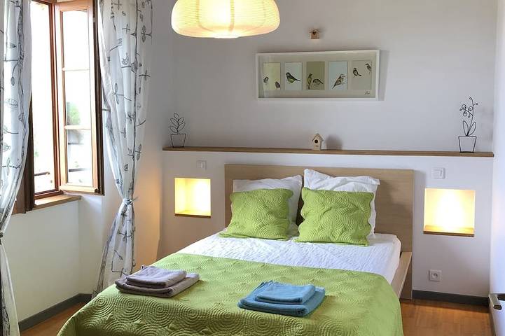 Quiet house with private, secure swimming pool heated from June to September in Vailhourles, Aveyron (desambiguación)