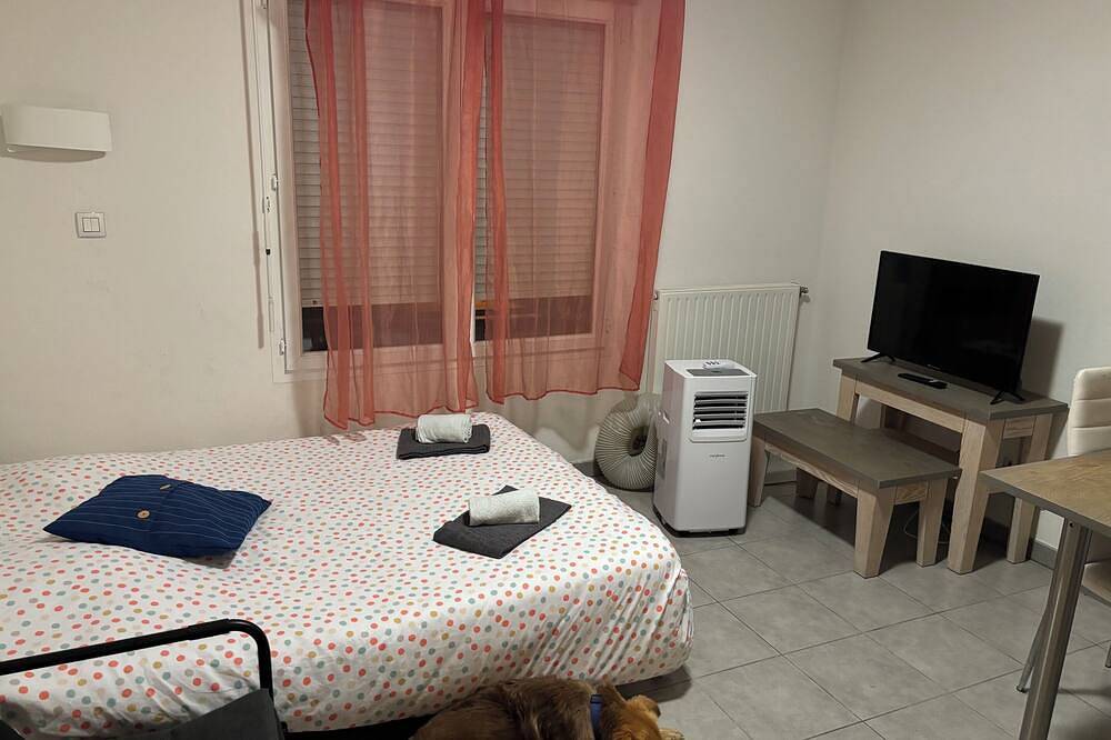 Ganze Wohnung, Studio with a view of the pool, near the beach and downtown in Juvignac, Mittelmeerküste (Frankreich)