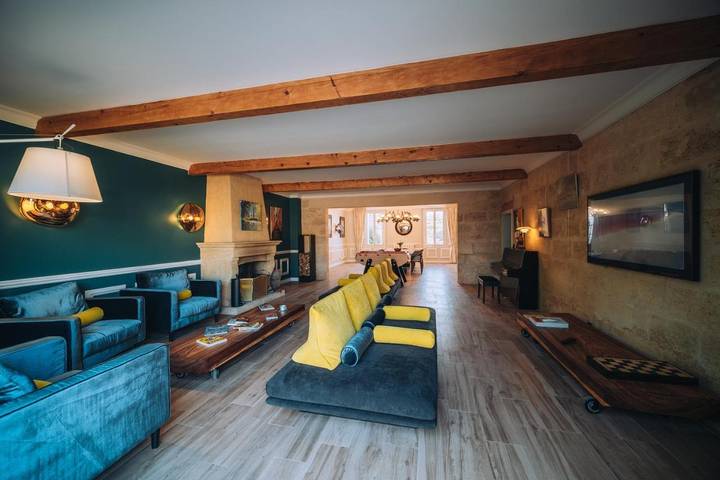 Location de vacances pour 14 personnes, avec terrasse ainsi que piscine et jardin à Les Artigues-de-Lussac - 4