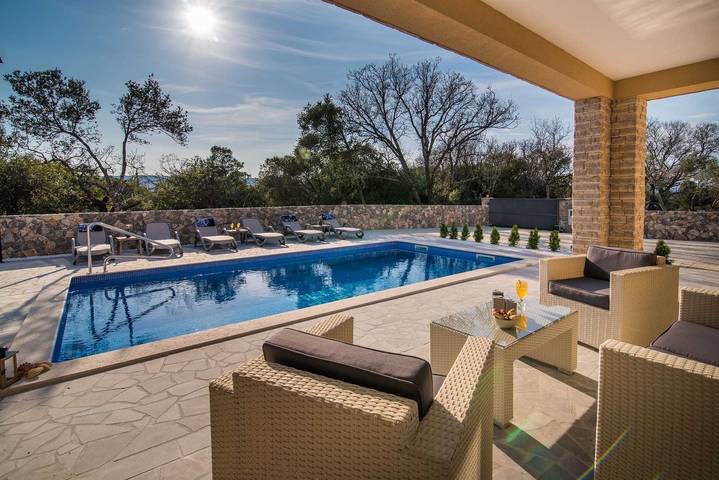 Schöne Villa Laura mit privatem Pool in Pinezici, Krk