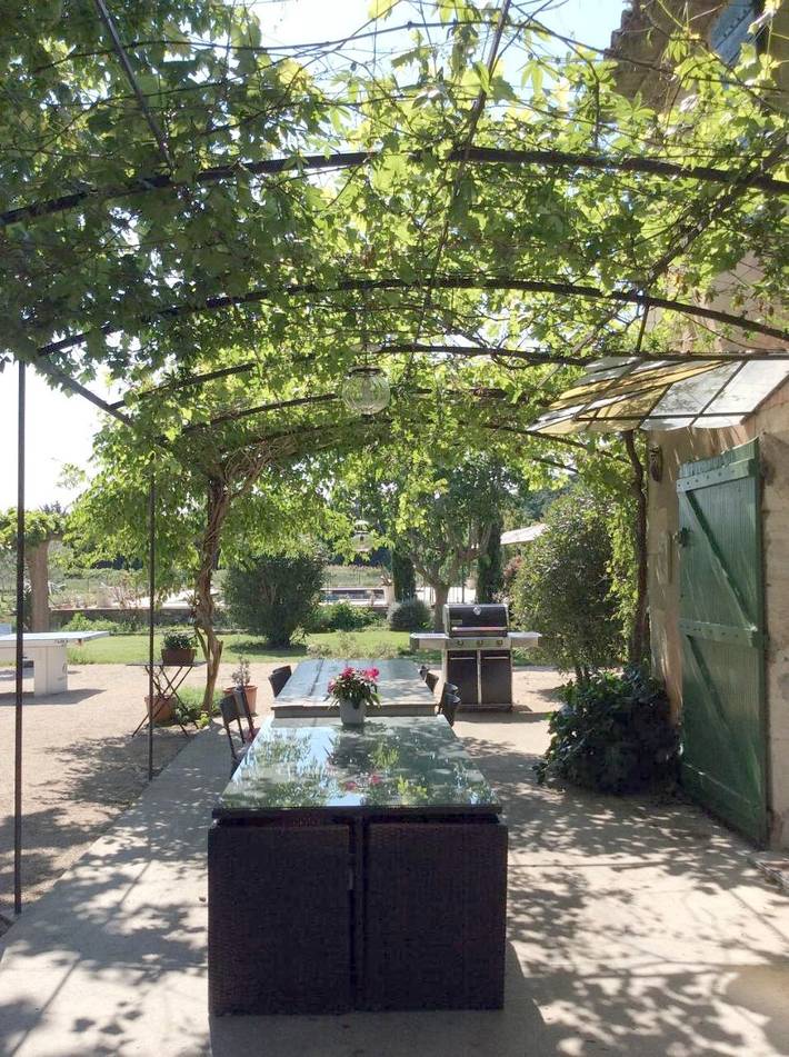 Chambre d’hôte pour 3 personnes, avec vue ainsi que piscine et jardin à Verquières