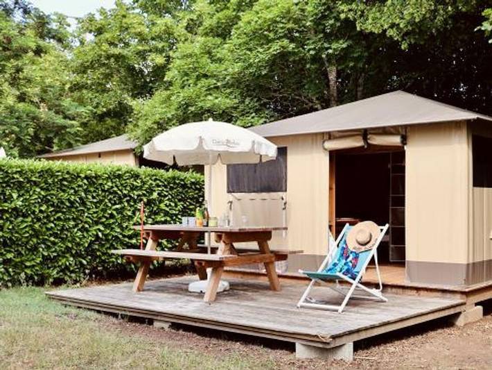 Tente pour 4 personnes, avec sauna et bassin pour enfant, animaux acceptés dans Auvergne-Rhône-Alpes - 2