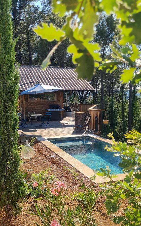 Chalet pour 2 personnes, avec Balcon et Terrasse ainsi que Jardin et Piscine