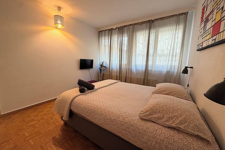 Entire apartment, Central 2 bedroom apartment in heart of Eaux-Vives in Eaux-Vives, Genève