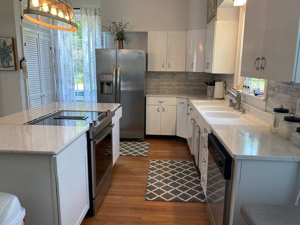 Beautiful newly renovated farm house overlooking 5 acre lake. ****New Rates *** in Union County (IL)