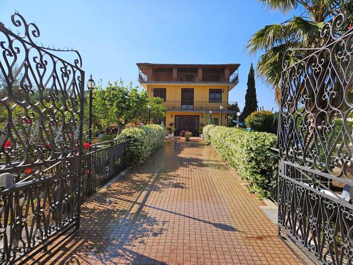 Casa vacanza per 10 persone, con Balcone e Terrazza nonché Giardino e Panorama a Agnone Bagni