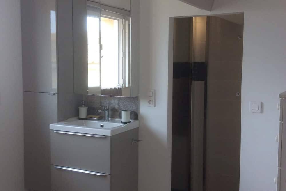 Independent house with 2 small terraces 15 minutes walk from the beach in Martigues, Istres und Umgebung