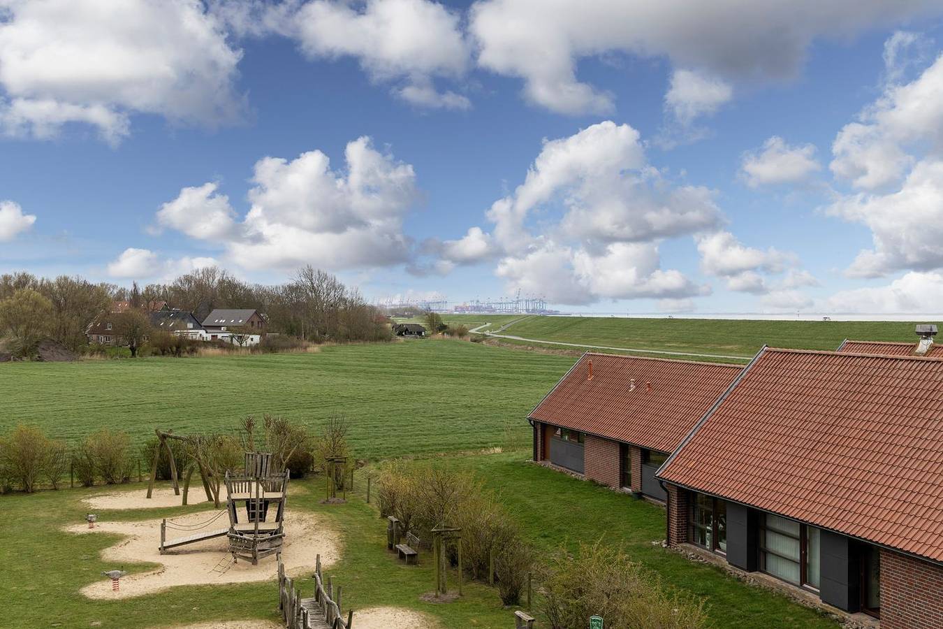Ganze Wohnung, Tolle Ferienwohnung in Strandnähe mit Sauna und Balkon mit Land- und Meerblick in Samtgemeinde Land Wursten, Wurster Nordseeküste