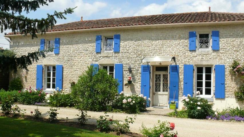 Chambre d’hôte pour 4 personnes, avec Terrasse et Jardin ainsi que Piscine et Vue à L'Île-d'Elle