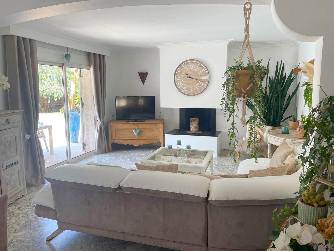 Luxury villa with air conditioning, 10 km from Sea in Puget-sur-Argens, Draguignan region