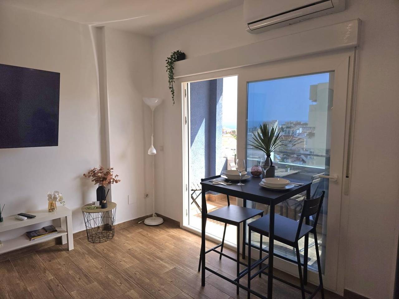 Ganze Ferienwohnung, Ferienwohnung für 3 Personen mit Meerblick in Torremolinos Zentrum, Torremolinos