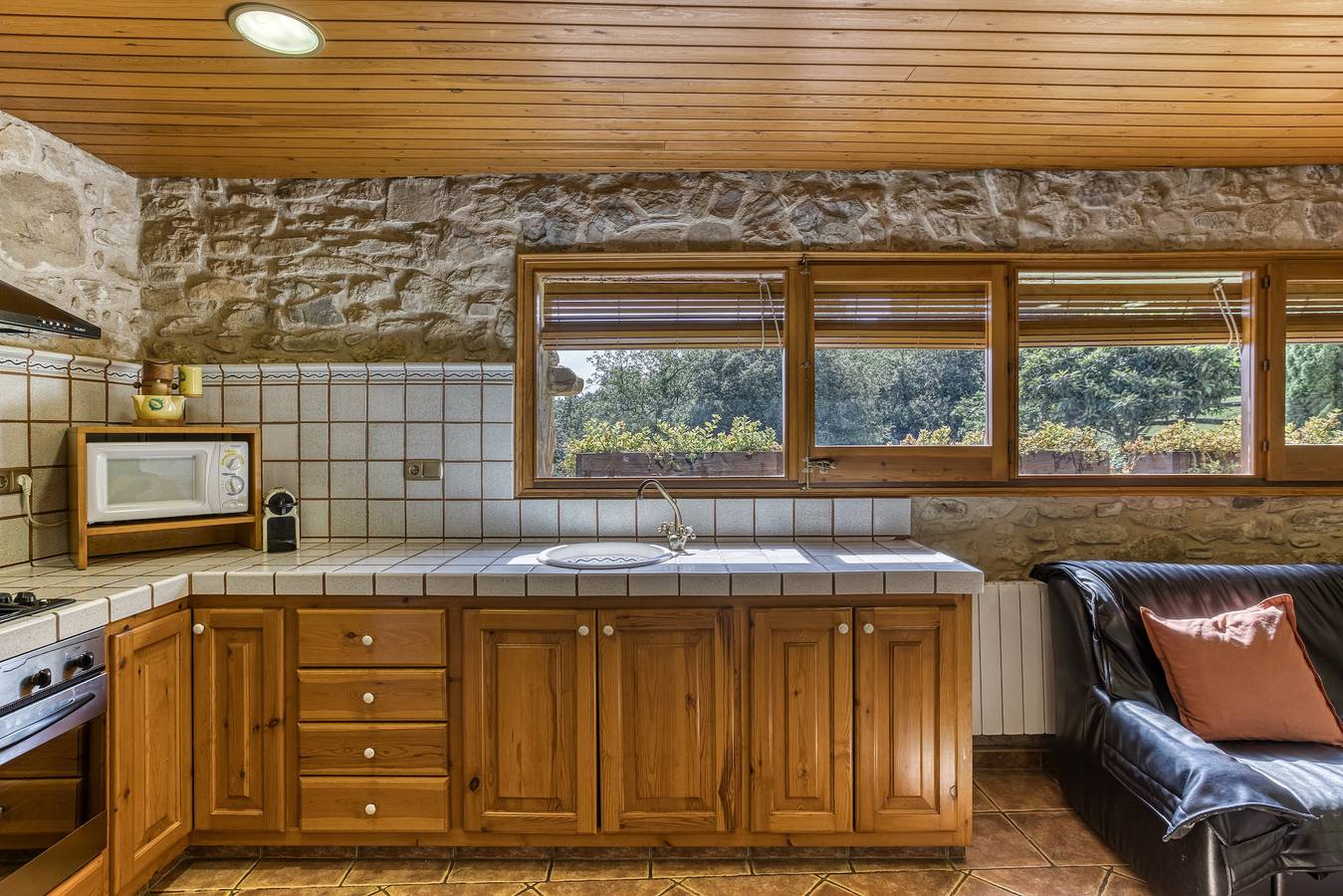 Casa de vacaciones 'El Paller 2 De Can Soler' con vistas a la montaña, piscina compartida y Wi-Fi in Porqueras, Pla de l'Estany
