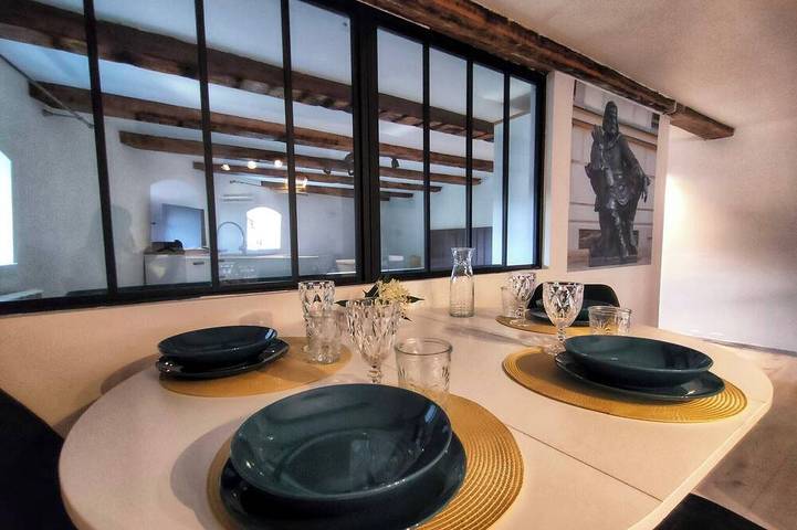 Ganze Wohnung, King- Elegant Minimalist Loft with Rustic Beams and Industrial Accents in Gnesen, Großpolen