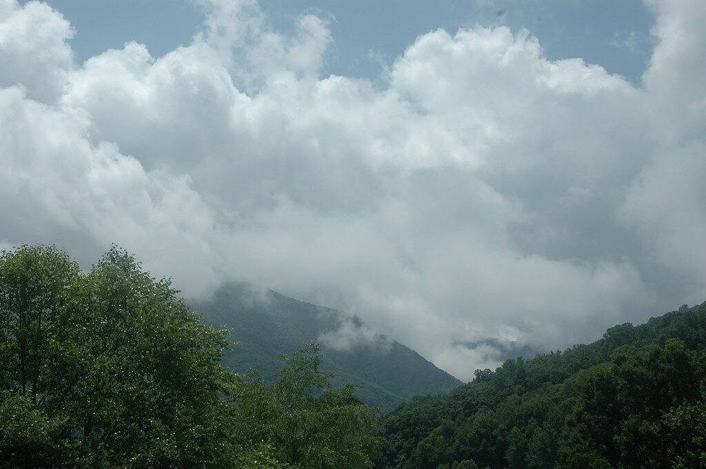 Sommer / Herbstöffnungen ... Mt. Ansichten, Ample Flat Parking, Befestigte Garage in Blue Ridge Parkway, Maggie Valley