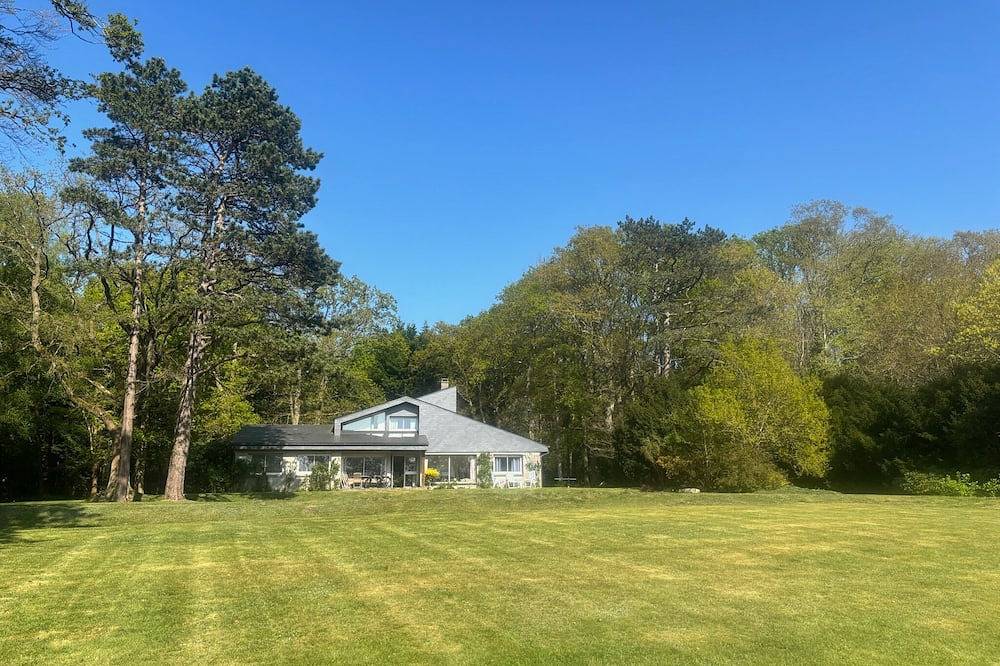 Charming house set in a landscaped garden close to the sea. in Varengeville-sur-Mer, Dieppe en omgeving