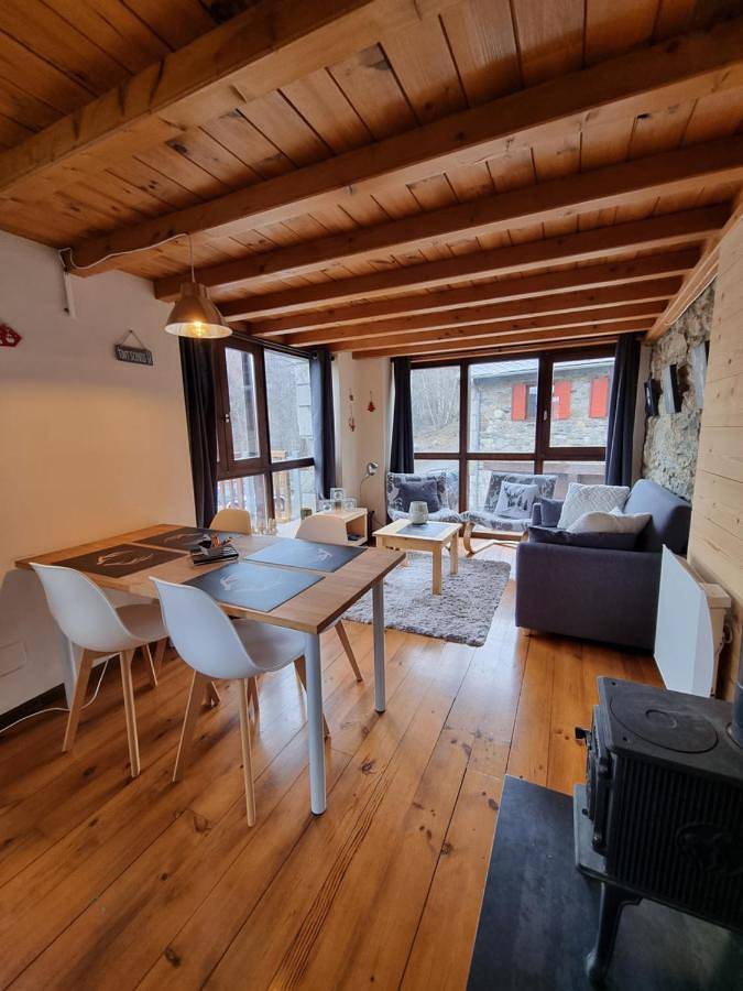 Location de vacances pour 6 personnes, avec piscine ainsi que terrasse et jardin à Planès