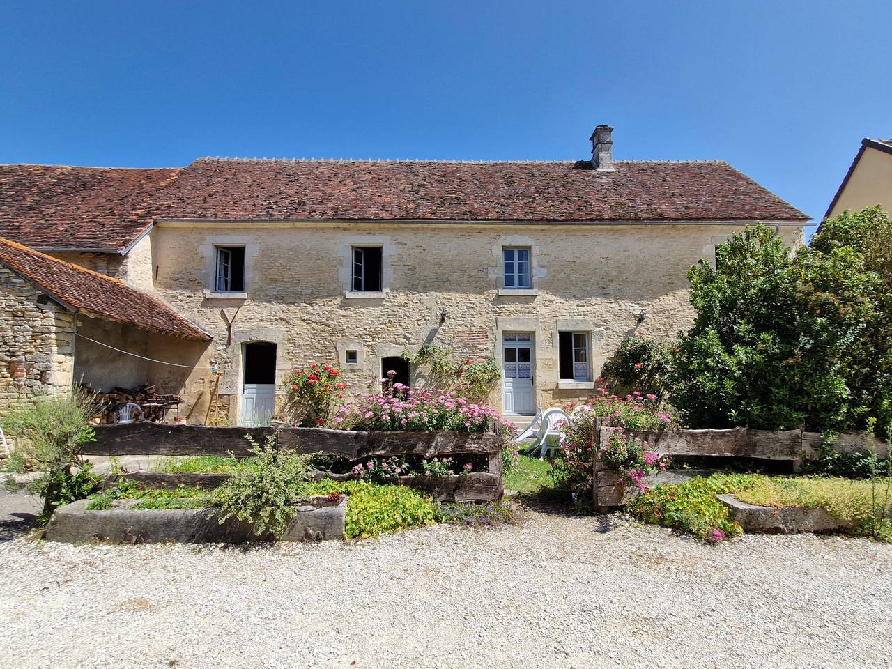 Spacious cottage with garden, near Guédelon in Sainpuits, Auxerre region