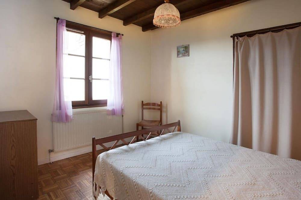 Casa rural con terraza, jardín, juegos y chimenea in Saint-Médard-en-Forez, Montbrison
