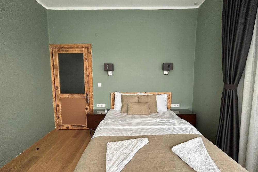 Panoramic Terrace Oasis: Stunning Sea Views and Iconic Landmarks in Balat in Fatih, Estambul