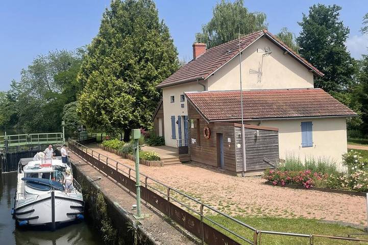 Gîte pour 13 personnes, avec jardin dans Génelard