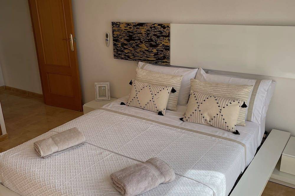 Apartamento entero, El Campello Duplex Penthouse 3 Bed with Sea, Beach, Marina & Mountain Views in Playa Carrer La Mar, Campello