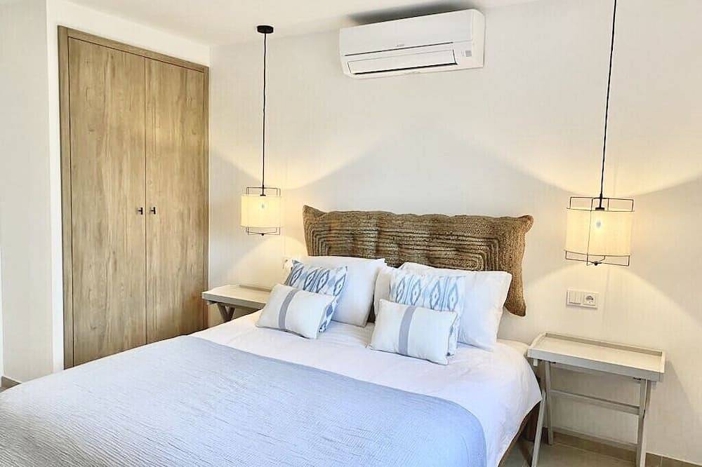 Sea view villa in top location - own pool - 3 bedrooms / 3 bathrooms - everything within walking distance! in Cala d'Or, Santanyí