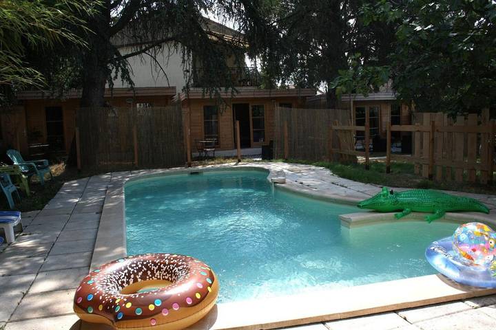 Chalet pour 4 personnes, avec piscine ainsi que jardin et terrasse