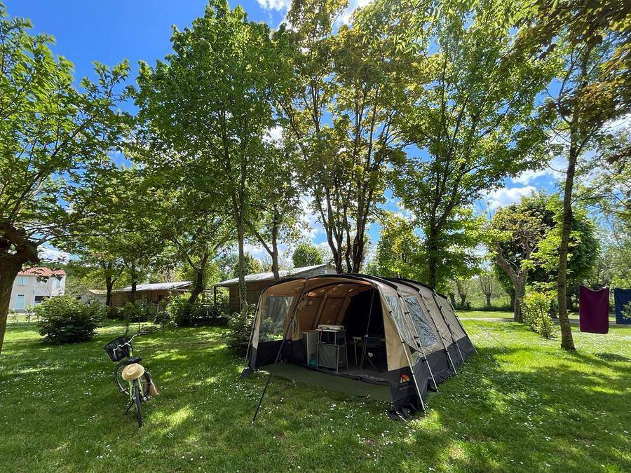 Camping la Venise Verte - Tente 2 personnes - Forfait Tente aménagée - Tente toute équipée in Coulon, Région de Niort