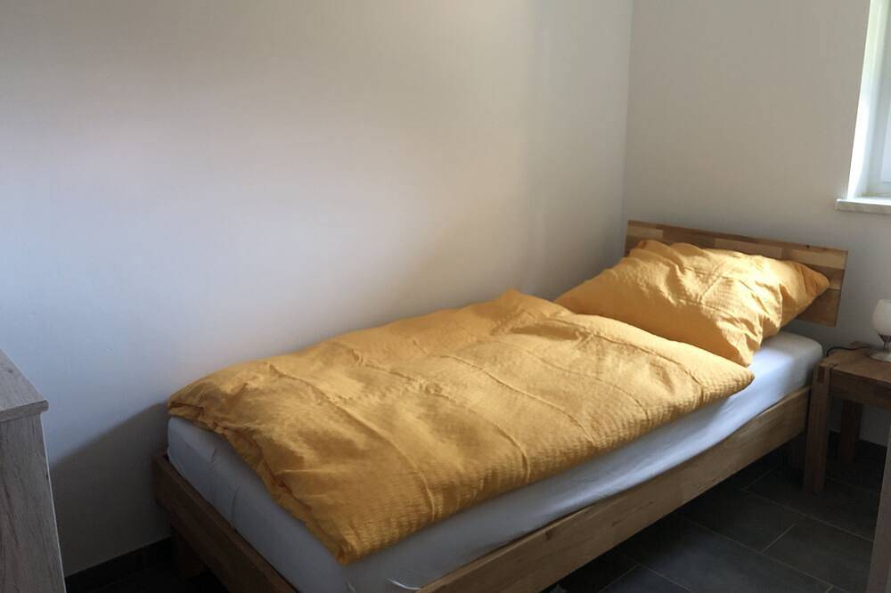 Ganze Wohnung, Ferien-Apartment mit Balkon - Stadtgrenze zu Berlin in Blankenfelde, Blankenfelde-Mahlow