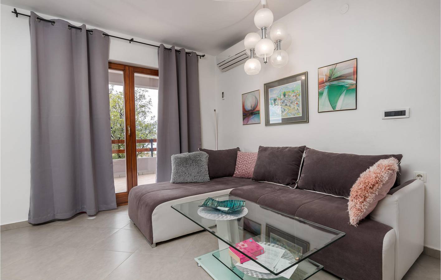 Ganze Ferienwohnung, Gemütliche Ferienwohnung mit Meerblick, Terrasse, WLAN und Parkplatz in Cesarica, Naturpark Velebit