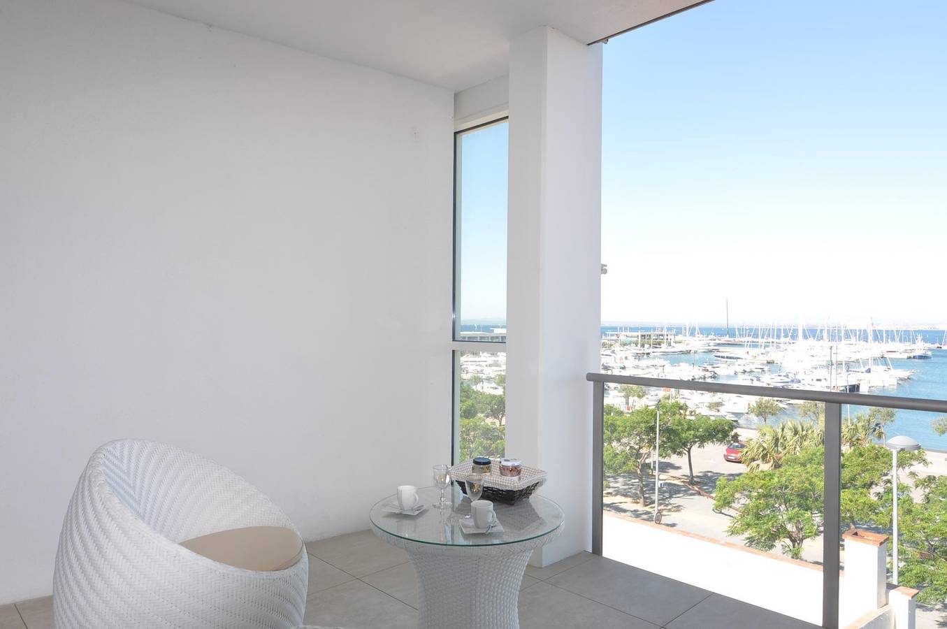 Appartamento intero, Luxury Apartment on the Beach in Roses, Costa Brava! 2 Bedrooms, Sea Views, Free Wi-Fi. Book now! in Roses Centre, Roses