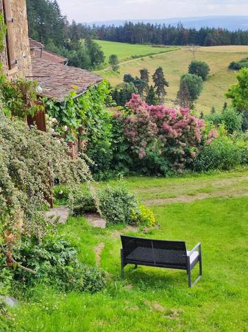 Gîte pour 6 personnes, avec vue et jardin à Champagnac-le-Vieux