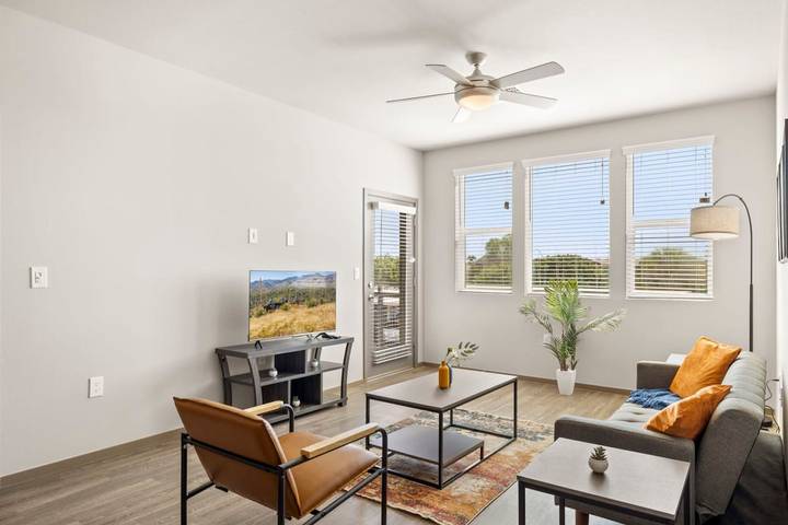 Vacation rental for 5 people, with pool and balcony, kid friendly in Glendale