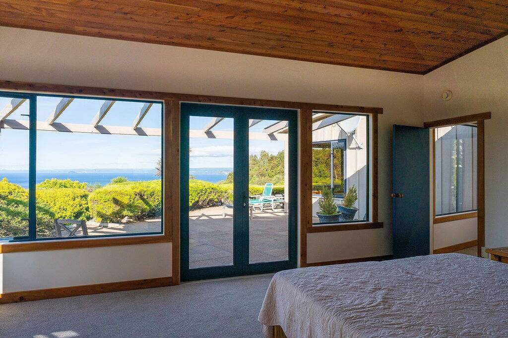 Luxury lodge with expansive views of Lake Taupo - private and quiet. in Taupo District
