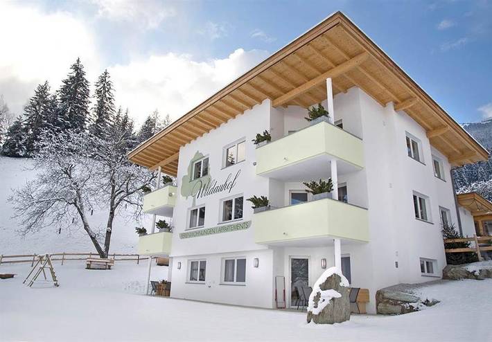 Ferienwohnung für 6 Personen, mit Balkon und Terrasse sowie Garten und Pool