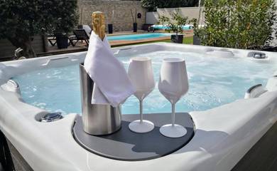 Gîte pour 2 personnes, avec jacuzzi ainsi que jardin et piscine à Moussan