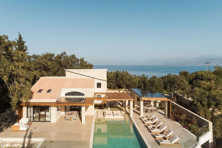Villa for 12 people, with terrace and garden as well as hot tub in Agios Stefanos (Corfu)