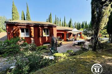 Location de vacances pour 8 personnes, avec jardin et piscine dans Lac de la Cavayère