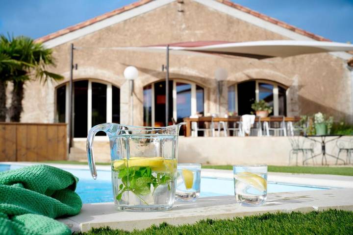 Location de vacances pour 12 personnes, avec vue et piscine ainsi que sauna et terrasse, adapté aux familles à Villedaigne