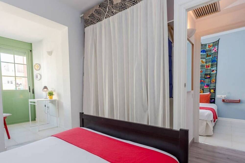 Ganze Wohnung, Great apartment to experience all the charms of Barcelona while staying in a central location!  It has 3 comfortable and cozy bedrooms each one with a small living room area. in Barcelona Zentrum, Barcelona