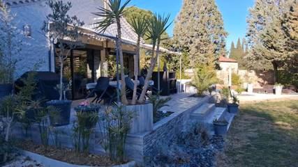 Gîte pour 7 personnes, avec jardin ainsi que piscine et vue, animaux acceptés à Laudun-l'Ardoise