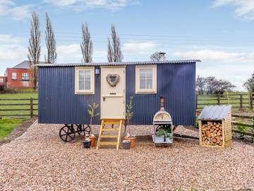 Log Cabin for 2 People in Wakefield, West Yorkshire, Photo 1