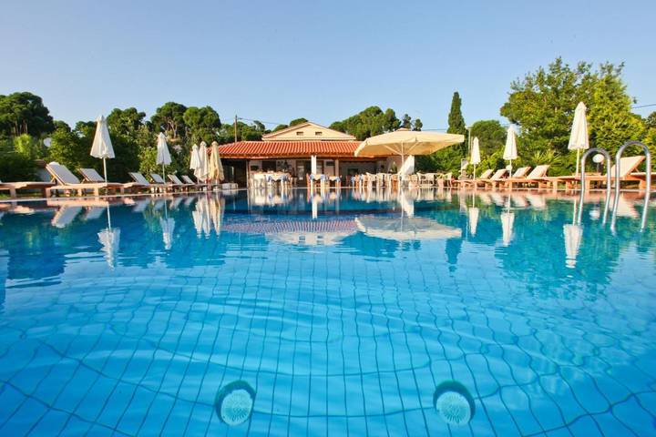 Maison d’hôte pour 4 personnes, avec Balcon et Terrasse ainsi que Jardin et Piscine dans Skiathos